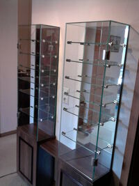 Glasvitrine im Innenraum